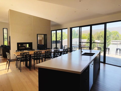 Mountain Mist Retreat - 4 Bedrooms - C Tourism 0