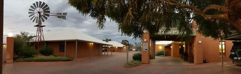Mud Hut Motel - C Tourism 0