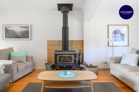 NATURE LOVERS DREAM // FIREPLACE //ACCESS TO HIKES - C Tourism 3