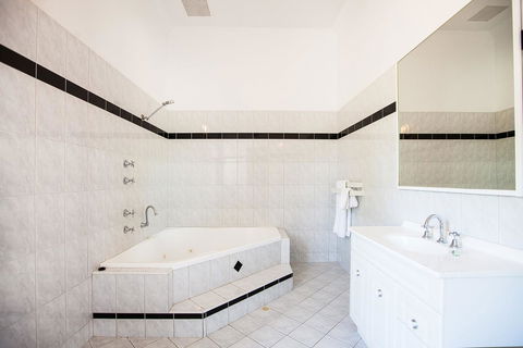 Captain Stirling Hotel - C Tourism 26