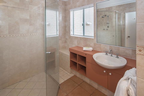 Bayshore Beachside Resort - C Tourism 21