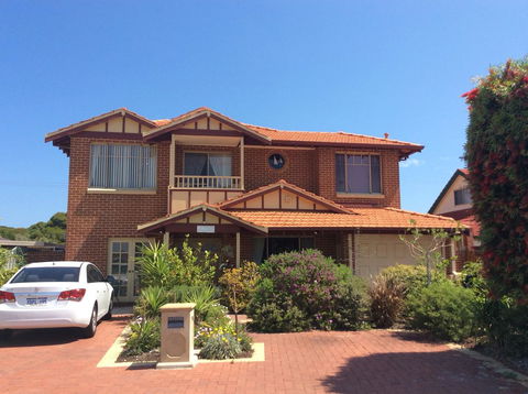 Crossland House - C Tourism 0