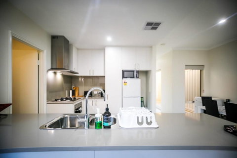VIP Stays - Villa De Burswood Luxury 3BR Suite W/ King Bed FREE WIFI - C Tourism 26