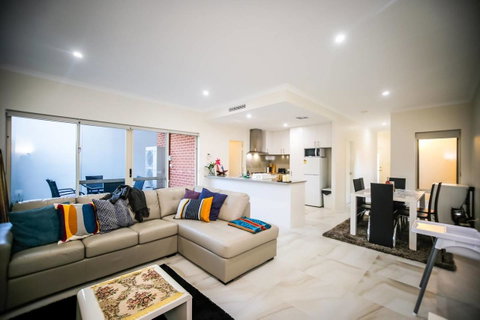 VIP Stays - Villa De Burswood Luxury 3BR Suite W/ King Bed FREE WIFI - C Tourism 0