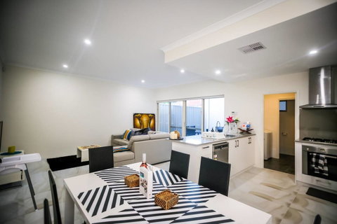 VIP Stays - Villa De Burswood Luxury 3BR Suite W/ King Bed FREE WIFI - C Tourism 21