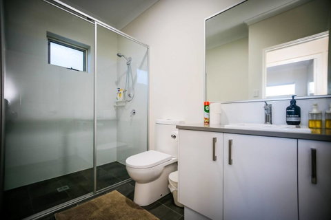 VIP Stays - Villa De Burswood Luxury 3BR Suite W/ King Bed FREE WIFI - C Tourism 5
