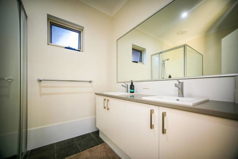 VIP Stays - Villa De Burswood Luxury 3BR Suite W/ King Bed FREE WIFI - C Tourism 3