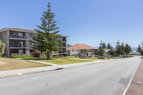 Cottesloe Marine Apartment - Executive Escapes - C Tourism 17