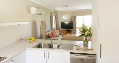 The Marina Hotel - Mindarie - C Tourism 24