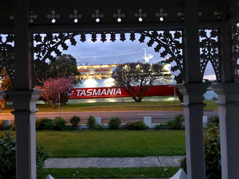 Riverbank Villa - C Tourism 0