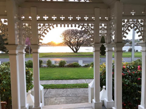Riverbank Villa - C Tourism 8
