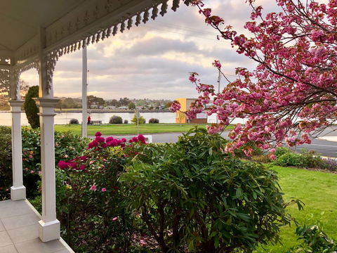 Riverbank Villa - C Tourism 9