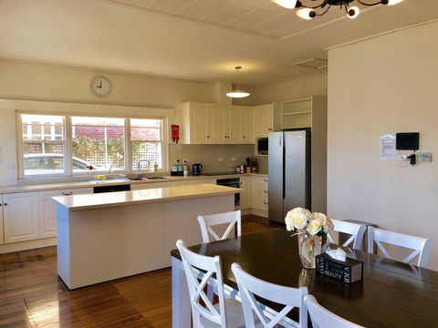 Riverbank Villa - C Tourism 5