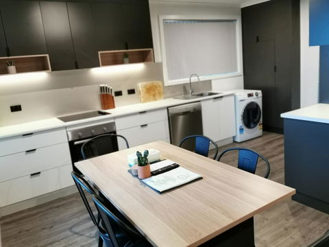 Youngtown Executive Apartments - 2BR Included, Free Parking & Wifi, Sofa Bed & Cot Fee Applies - C Tourism 30
