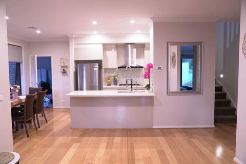 New Comfort House Near Box Hill - C Tourism 3