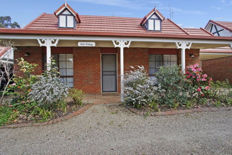 Oak Cottage - Tudor Village Unit 5 - C Tourism 0