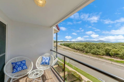 Ocean Breeze, Near Parks And Rowes Bay - C Tourism 1