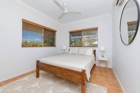 Ocean Breeze, Near Parks And Rowes Bay - C Tourism 3