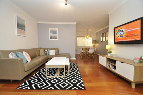 Parramatta Self-Contained Two-Bedroom Apartment (4LEN) - C Tourism 1