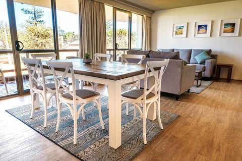 PERFECTLY POSITIONED BEACHFRONT APARTMENT-GREAT LOCATION WITH OCEAN VIEWS - C Tourism 2