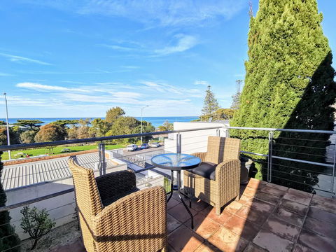 Phoenix Apartments - C Tourism 0