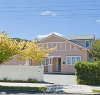 Plum Tree Cottage - warm cosy  walk to town - C Tourism
