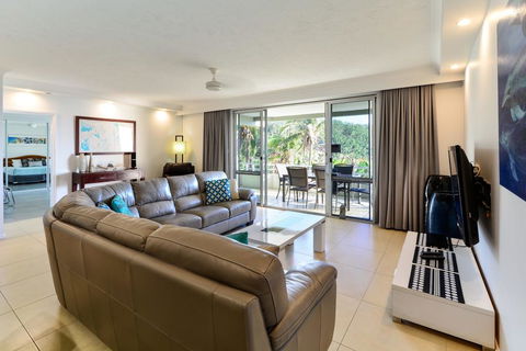 POINCIANA 101 HAMILTON ISLAND CENTRALLY LOCATED 3 BEDROOM, Plus BUGGY!! - C Tourism 2