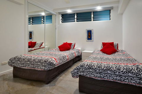 POINCIANA 101 HAMILTON ISLAND CENTRALLY LOCATED 3 BEDROOM, Plus BUGGY!! - C Tourism 1