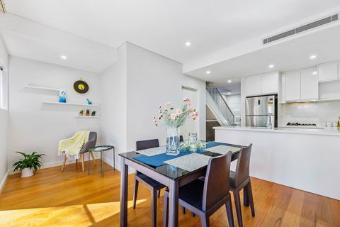 Relax In A Spacious & Modern Townhouse In Asquith - C Tourism 2