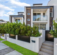 Relax in a Spacious  Modern Townhouse in Asquith - C Tourism