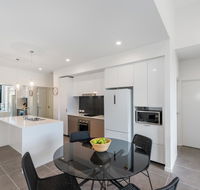Round About Bulimba - Executive 3BR Bulimba apartment near Oxford St shops and restaurants - C Tourism