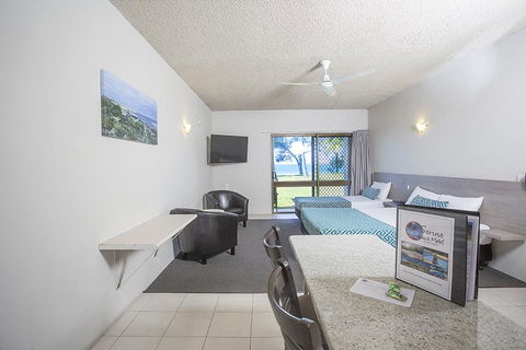 Sarina Beach Motel - C Tourism 3