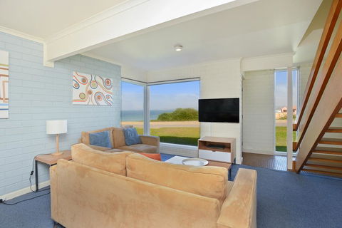 South Seas Beachfront Apartments - C Tourism 3