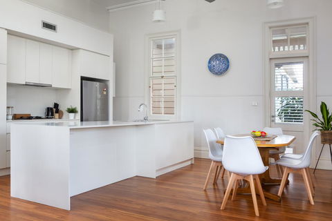 Spacious 2-bed, 2-bath Home With Parking And Balcony - C Tourism 1