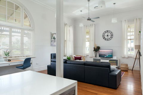 Spacious 2-bed, 2-bath Home With Parking And Balcony - C Tourism 0