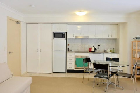 Spacious Studio By The Beach In Manly - C Tourism 3