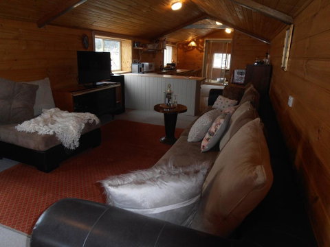 Springmead Rustic Cabin - C Tourism 3