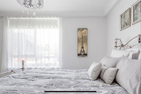 Stunning Burleigh Beach Apartment - C Tourism 3