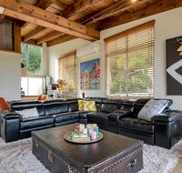 STYLISH  RELAXED LAKE HOME // NARRABEEN - C Tourism