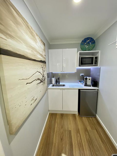 STYLISH UNIT - CLOSE TO DREAMWORLD - C Tourism 3