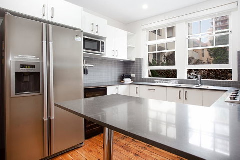 Sunlit 2-bed Apartment Metres From The Beach - C Tourism 2