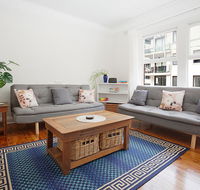 Sunlit 2-bed Apartment Metres From the Beach - C Tourism
