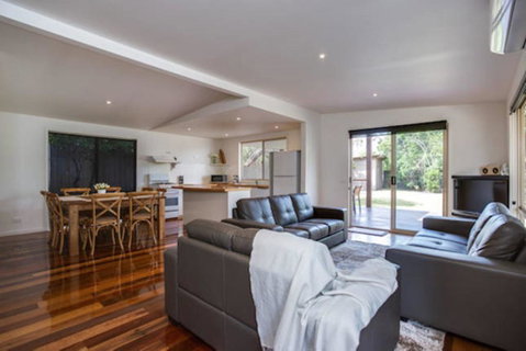 Tasman Surf House - So Close To The Beach - C Tourism 3