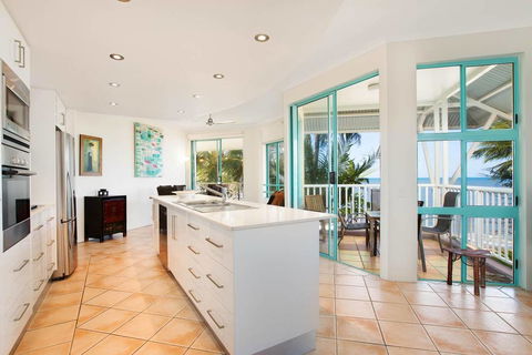 The Beach Shack 3BR Waterfront Resort, Own WIFI - C Tourism 1