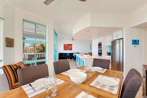 The Beach Shack 3BR Waterfront Resort, Own WIFI - C Tourism 2