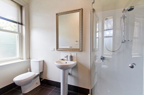 Deloraine Hotel - C Tourism 25