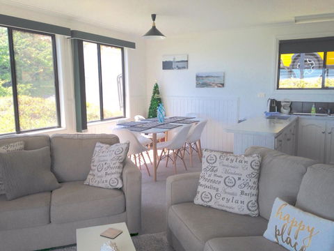KINGFISHER COTTAGE Beachfront At The Binalong Bay - C Tourism 24