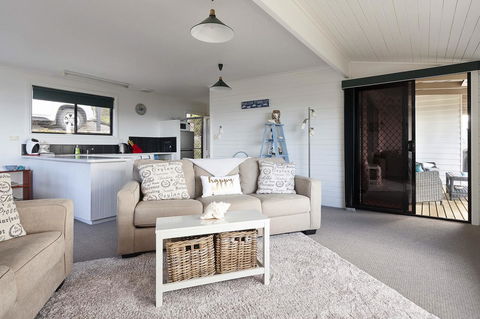 KINGFISHER COTTAGE Beachfront At The Binalong Bay - C Tourism 22