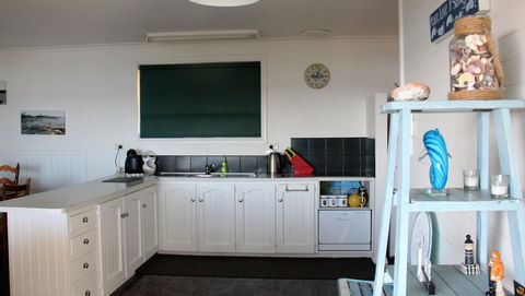 KINGFISHER COTTAGE Beachfront At The Binalong Bay - C Tourism 20