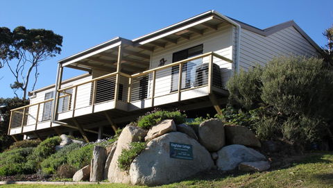KINGFISHER COTTAGE Beachfront At The Binalong Bay - C Tourism 0
